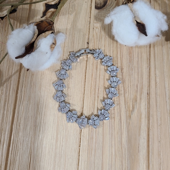 🩶🩶NEW🩶🩶EXQUISITE!! CZ BRACELET IN SILVER 🩶🩶 - Picture 10 of 16